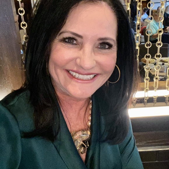 Profile Picture of Julie Holcomb (@julieholcomb60) on Poshmark