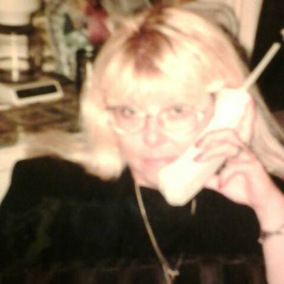 Profile Picture of Rhonda Belluscio (@rhondabelluscio) on Poshmark