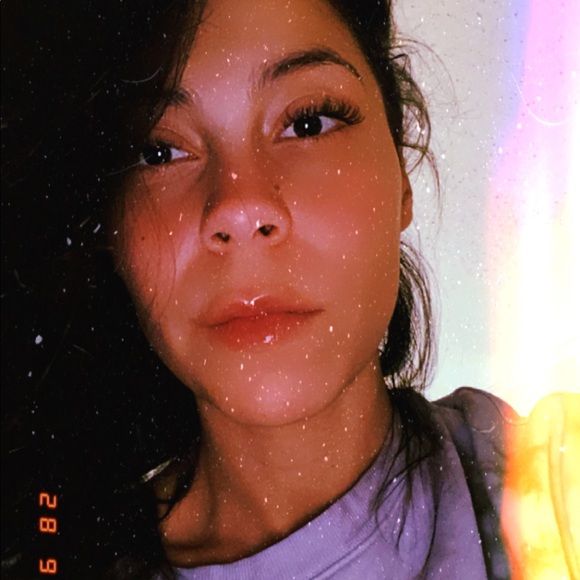 Profile Picture of Genevieve Barrette (@g_barrette) on Poshmark