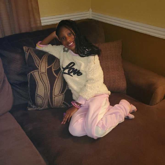 Profile Picture of Yolanda Shaw (@gloriashaw45) on Poshmark