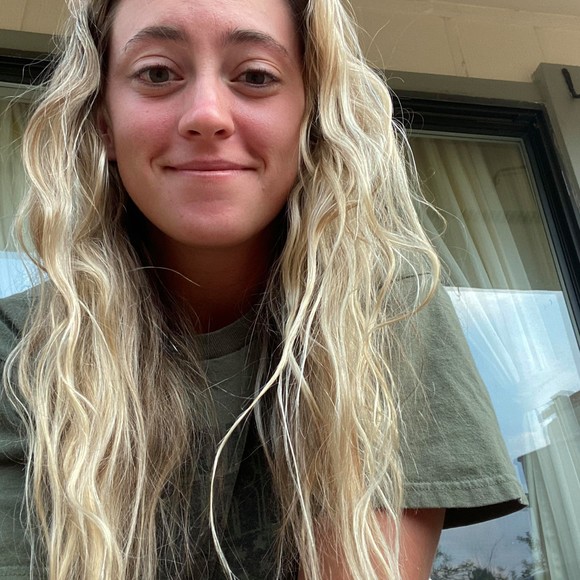 Profile Picture of Paislee Benyo (@benyopn) on Poshmark