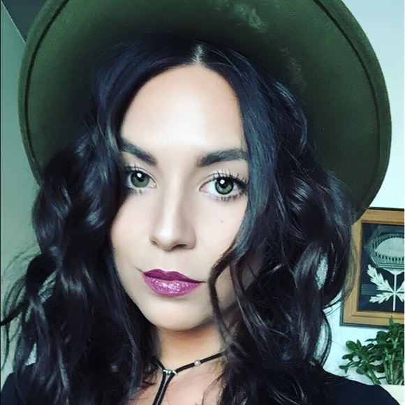 Elise Renn - Poshmark Profile Picture of Elise Renn (@elise_estelle) on Poshmark