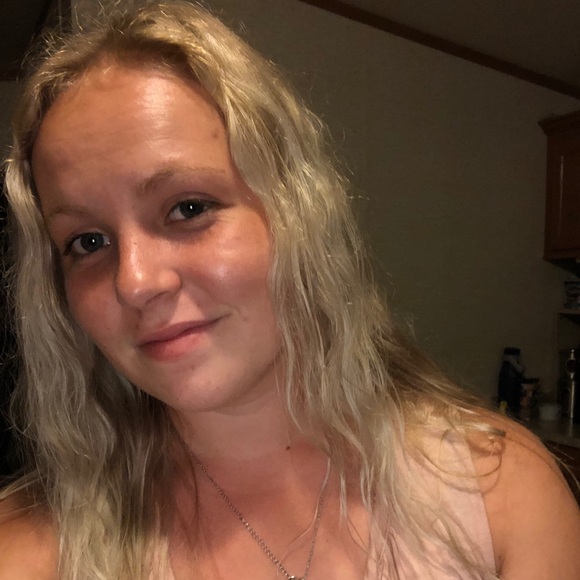 Profile Picture of Julia Dube (@jrdube04) on Poshmark