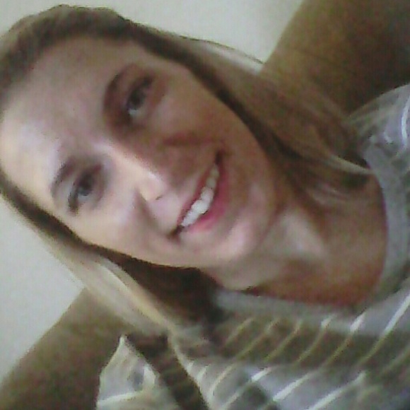 Profile Picture of Amy Leszyk (@amyleszyk) on Poshmark