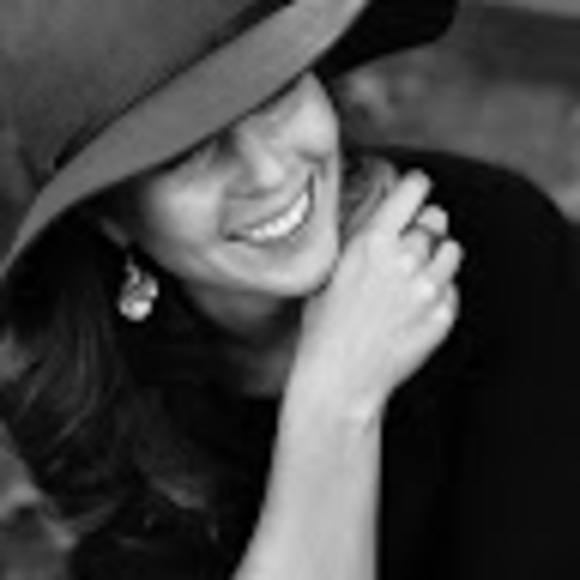 Profile Picture of Kate Senger (@kseng576) on Poshmark