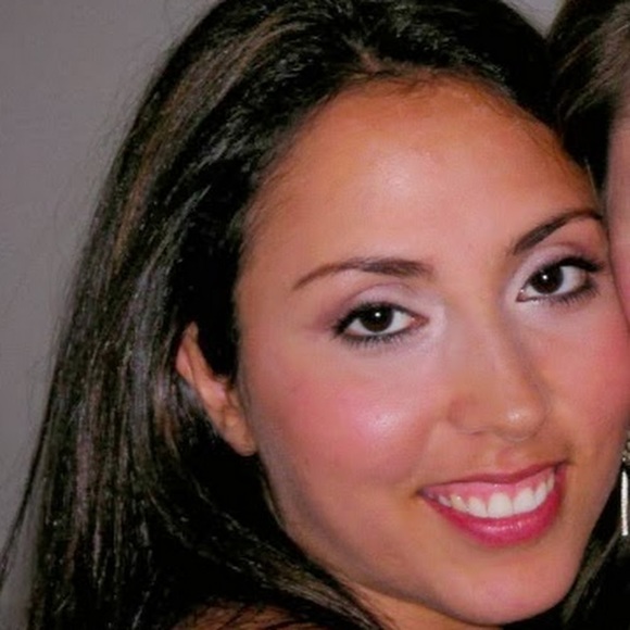 Profile Picture of Arezou Mirdamadi (@arezoutufekci) on Poshmark