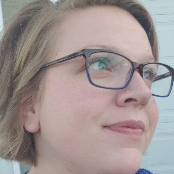 Sabrina Makinen - Poshmark Profile Picture of Sabrina Makinen (@smmackinen) on Poshmark