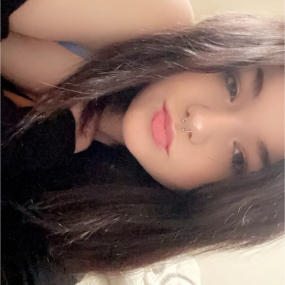 Profile Picture of Alexandra Lindemann (@alexandraapaige) on Poshmark