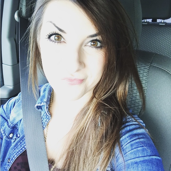 Profile Picture of Shannon Campbell (@sbeckel30) on Poshmark