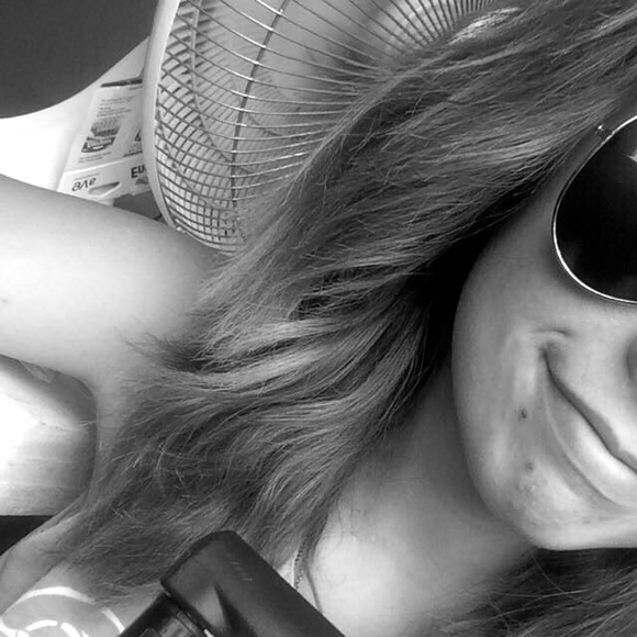 Profile Picture of Amber Bailey (@amberlouis_e) on Poshmark