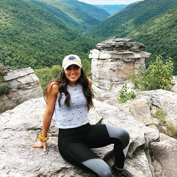 Profile Picture of Dina Ludovici (@dludovici) on Poshmark