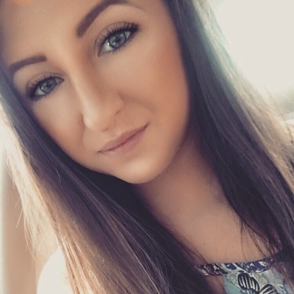 Profile Picture of Lauren Adelmann (@laurenadelmann) on Poshmark