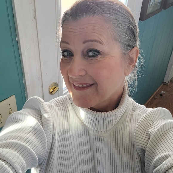 Profile Picture of Connie Mavis (@connie_klimek) on Poshmark