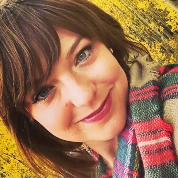 Profile Picture of Randi Bludau (@rbludau) on Poshmark