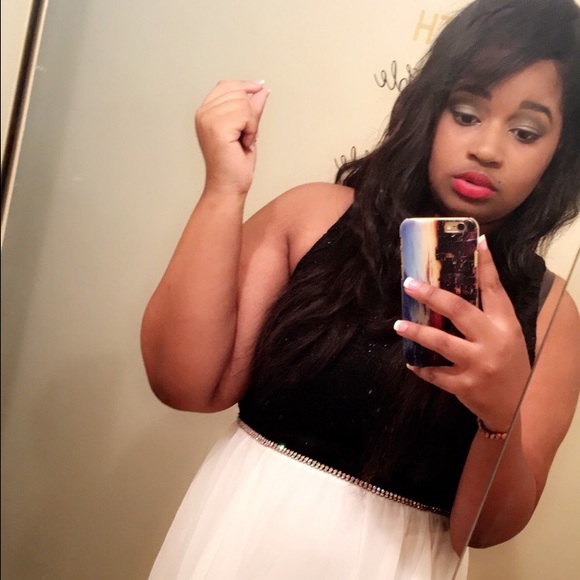 Profile Picture of Tori Hebert (@amoureuxx) on Poshmark