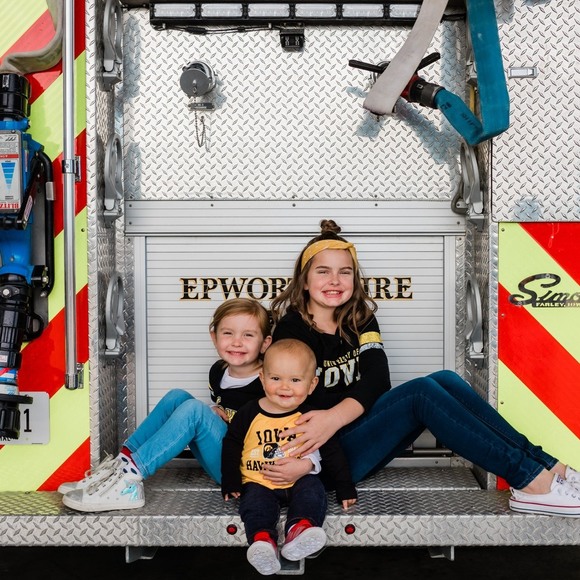 Profile Picture of Sara Reiff (@sreiff87) on Poshmark