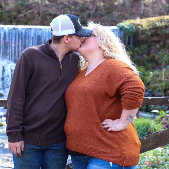 Becca Brawley - Poshmark Profile Picture of Becca Brawley (@beccab1998) on Poshmark