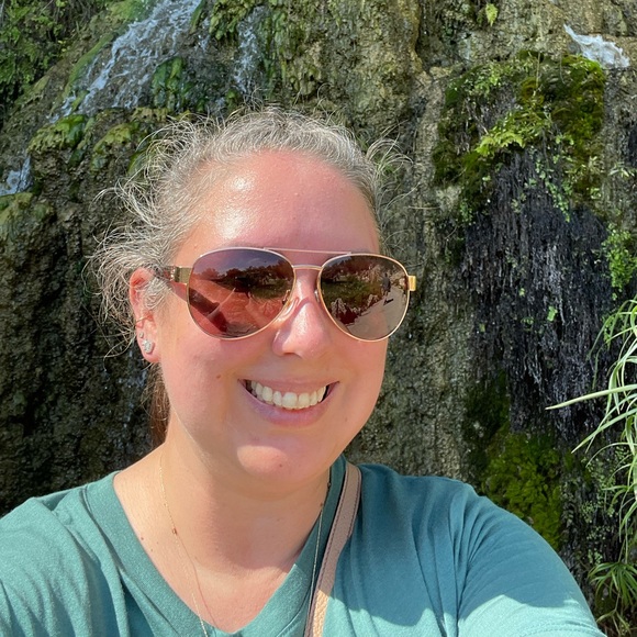 Profile Picture of Sandra Moses (@sandyloo117) on Poshmark