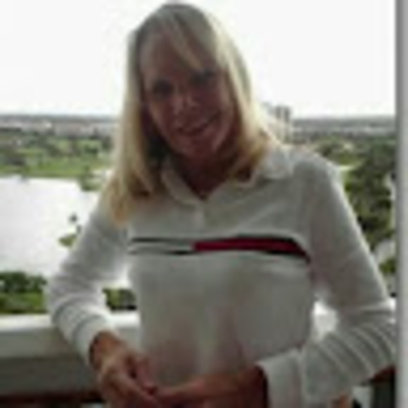 Profile Picture of Rebecca Wright (@beccaprn) on Poshmark