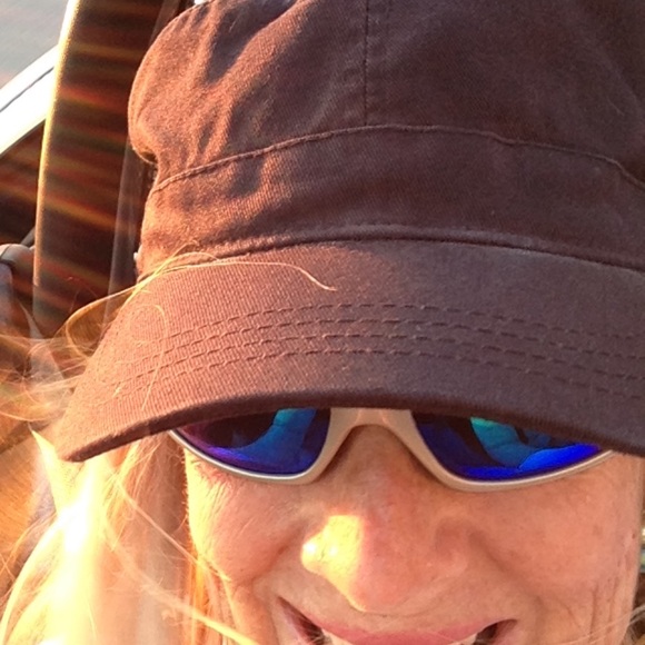 Profile Picture of Alice Ahrens (@wateringcan) on Poshmark