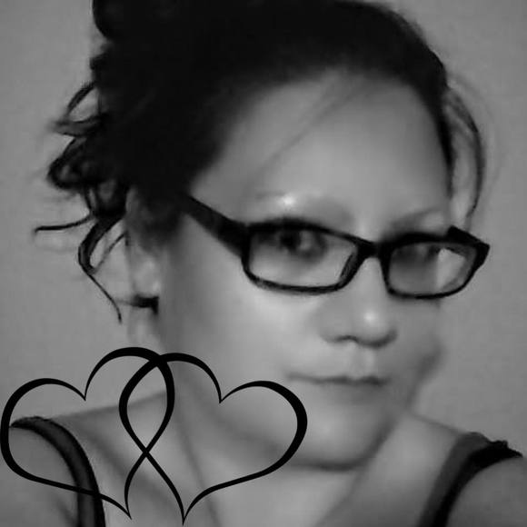 Profile Picture of Claudia Antler (@claudiaantler) on Poshmark