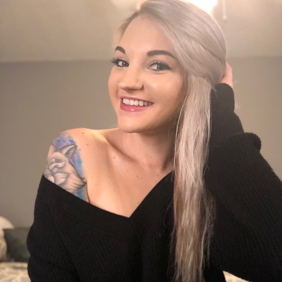 Profile Picture of Rhianna Stoecklin (@rstoecklin) on Poshmark