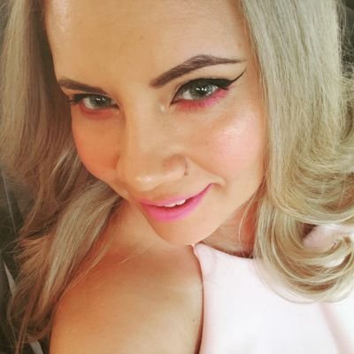 Profile Picture of Iris Holguín (@IrisHolguin) on Twitter