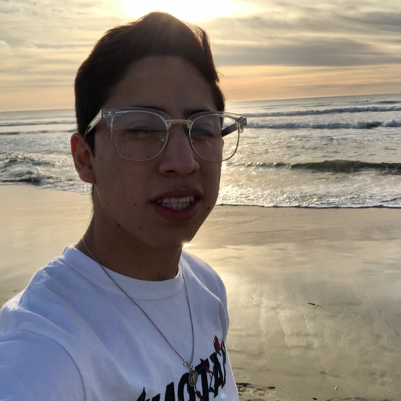 Profile Picture of Victor Mota (@vmotaaa) on Poshmark