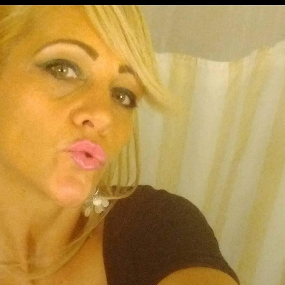 Profile Picture of Ananda Hornstrom (@anandath) on Poshmark