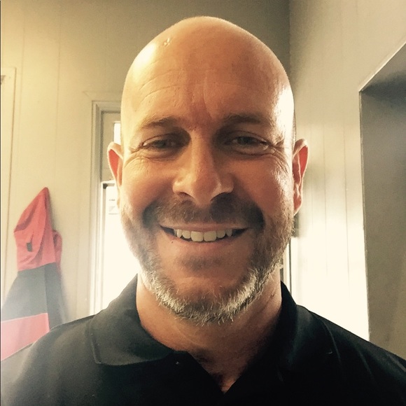 Profile Picture of Alex Martins (@alex462) on Poshmark