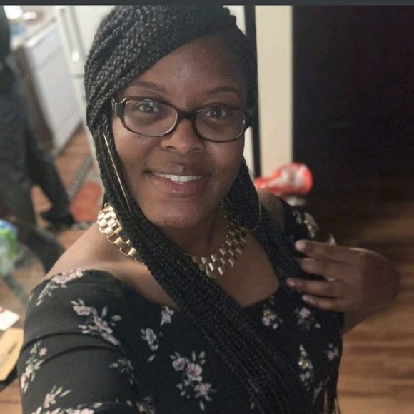 Profile Picture of Dede Winslett (@marshawn_tyrell) on Poshmark