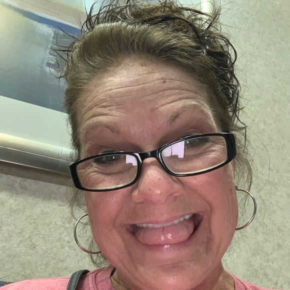 Profile Picture of Wanda Self (@wandakayself) on Poshmark