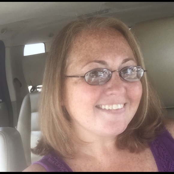 Profile Picture of Julie Cardarelli (@jewelzz921) on Poshmark