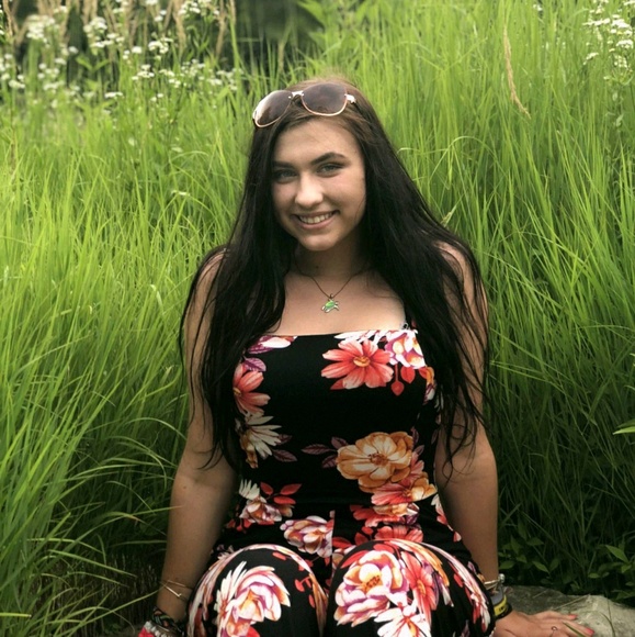 Olivia Pardej - Poshmark Profile Picture of Olivia Pardej (@oliviapardej) on Poshmark