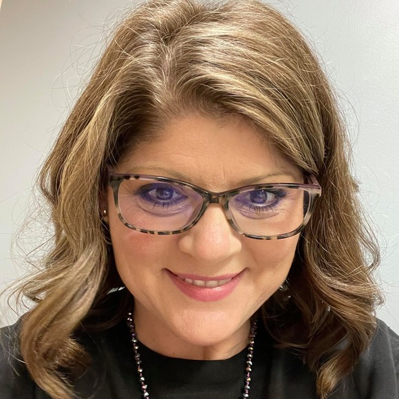 Profile Picture of Lisa Burr (@alisaanne44) on Poshmark