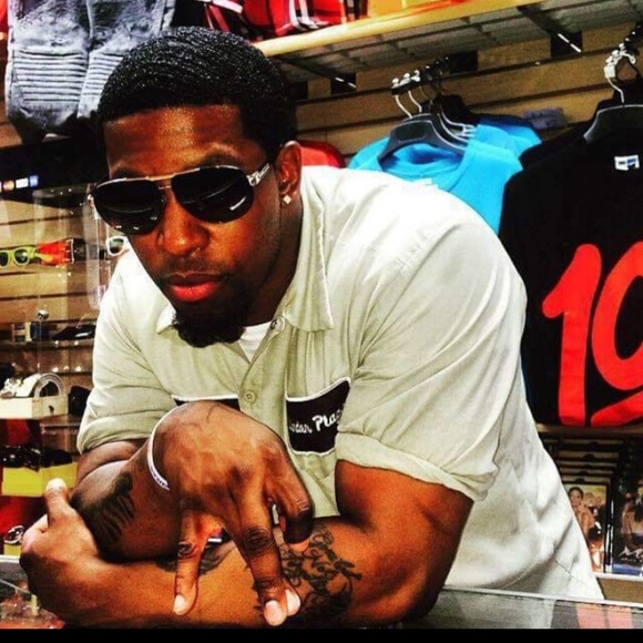 Sincere Sheard - Poshmark Profile Picture of Sincere Sheard (@krimeballa703) on Poshmark