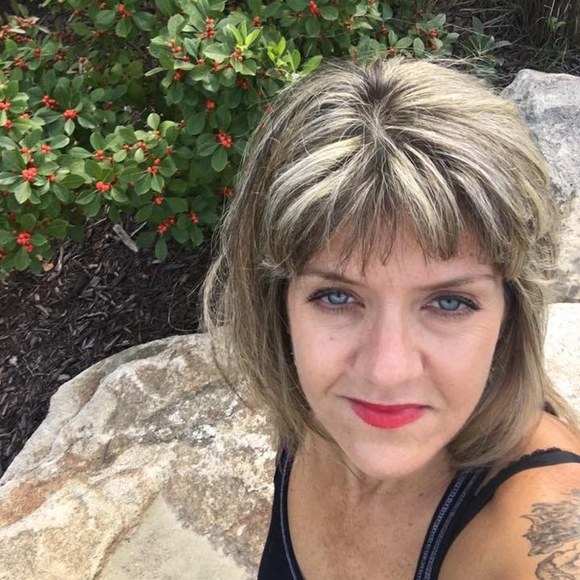 Profile Picture of Donnalee Raines (@donnaleeraines) on Poshmark