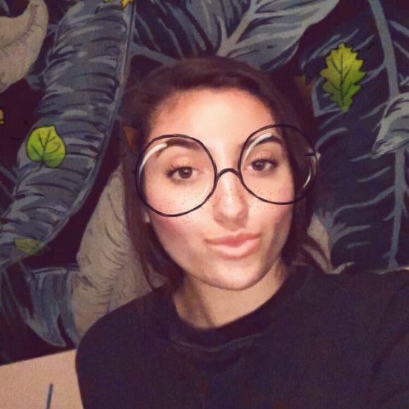 Kendra Goossens - Poshmark Profile Picture of Kendra Goossens (@kgoossens) on Poshmark