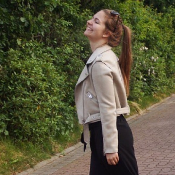 Nele Nikodem - Poshmark Profile Picture of Nele Nikodem (@nele___) on Poshmark