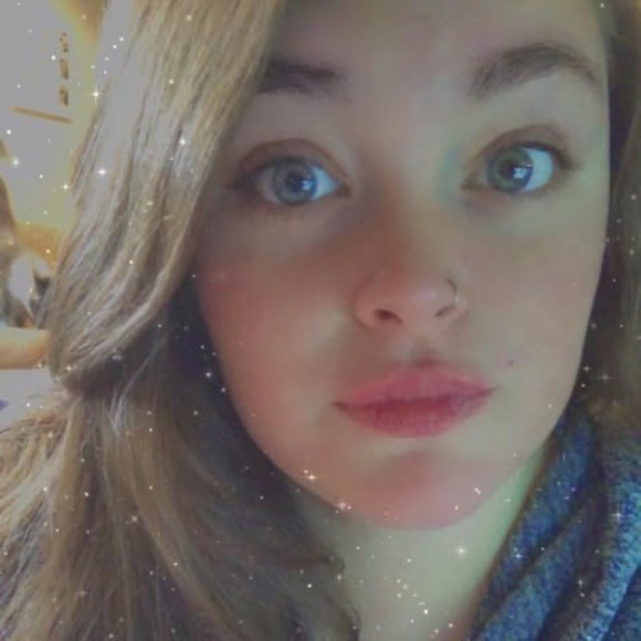 Profile Picture of Linzee Sweet (@linzeesweet) on Poshmark
