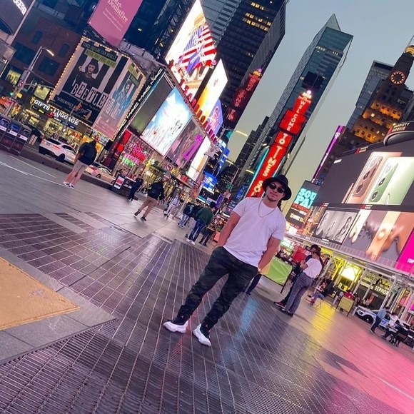 Profile Picture of Ivan Giron (@ivangiron) on Poshmark