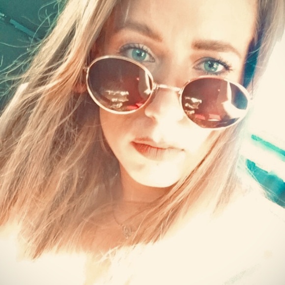 Profile Picture of Carly Regan (@carlyfregan) on Poshmark