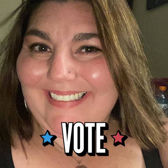 Profile Picture of Angela Gwinn (@thegwinns2013) on Poshmark