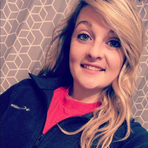 Profile Picture of Blake Guidroz (@blakee_michelle) on Poshmark