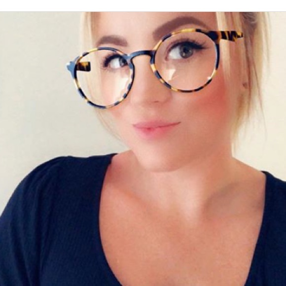 Profile Picture of Kimberly Dyck (@kmbrlyb17) on Poshmark