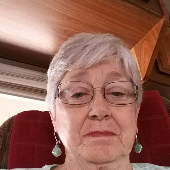 Profile Picture of Lori Campbell (@kenloricampbell) on Poshmark