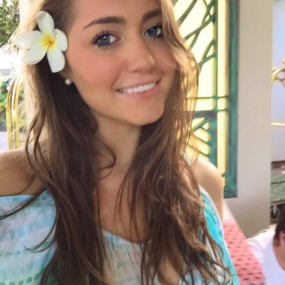 Profile Picture of Caroline Boyd (@carolineboyd94) on Poshmark