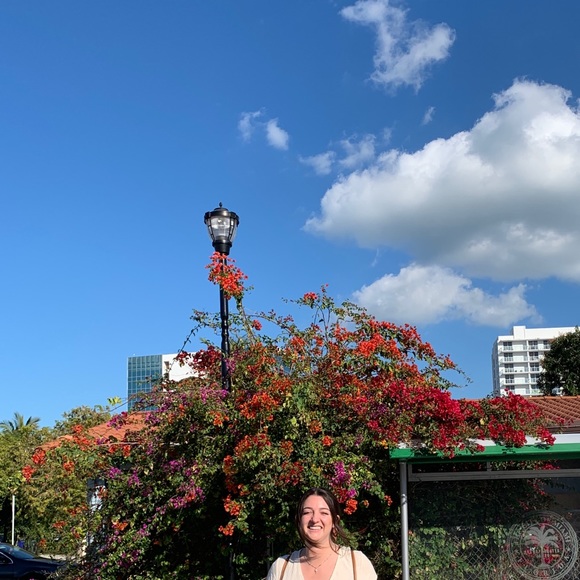 Profile Picture of Lexi Gianis (@lexigianis) on Poshmark