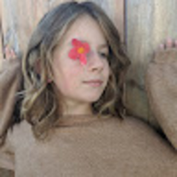 Profile Picture of Lexi Peever (@lexipeever) on Poshmark