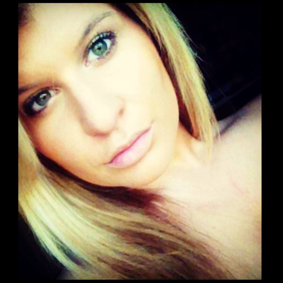 Profile Picture of Kara Leffle (@karaleffle) on Poshmark